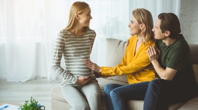 Взаимоотношения между генетическими родителями и суррогатной мамой